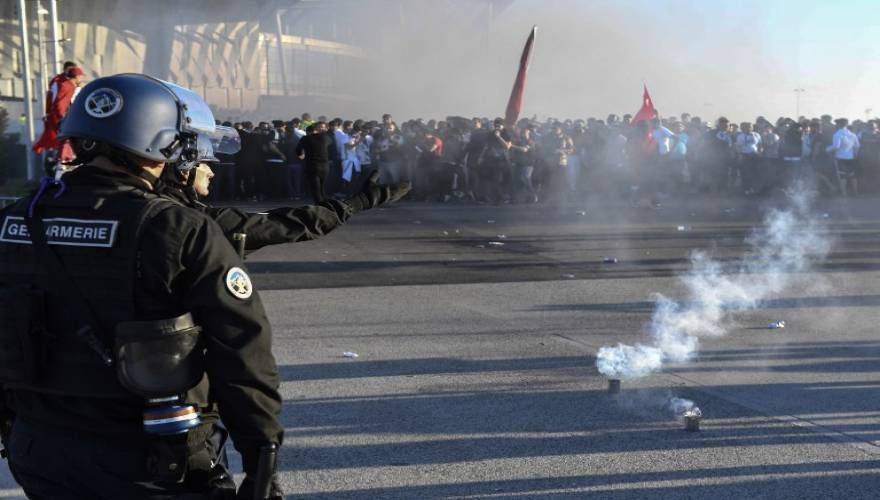 Χαμός στο Λυών- Μπεσίκτας: Άγρια επεισόδια- Οι οπαδοί μπήκαν στον αγωνιστικό χώρο (βίντεο)